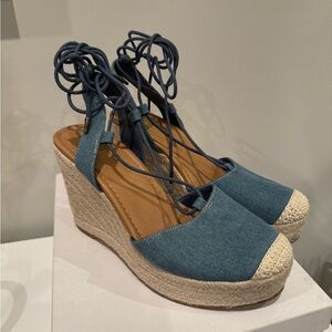 DV espadrilles in chambray.